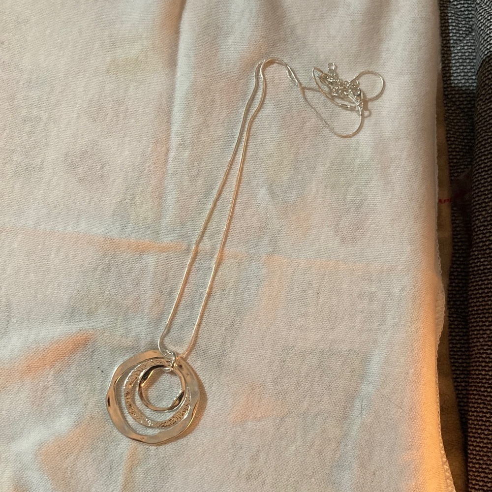 Elegant Silver Necklace with Interlocking Circles - Picture 1 of 3